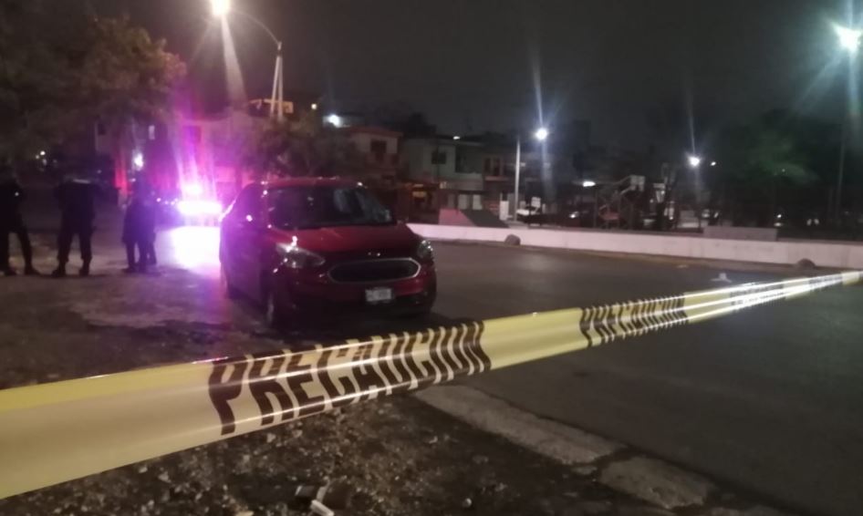 Ataque a balazos contra taxi de app deja a conductor y un pasajero heridos en Monterrey