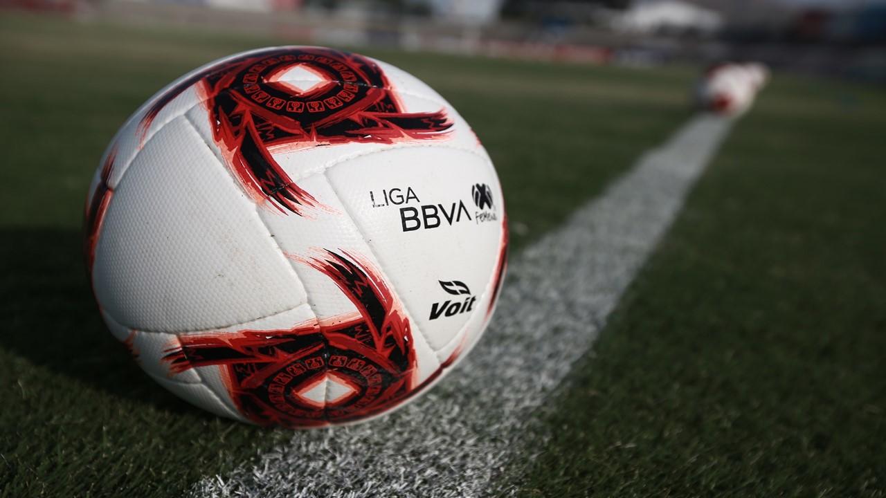 De acuerdo a la FIFA, un balón debe medir mínimo 68 centímetros y máximo 70