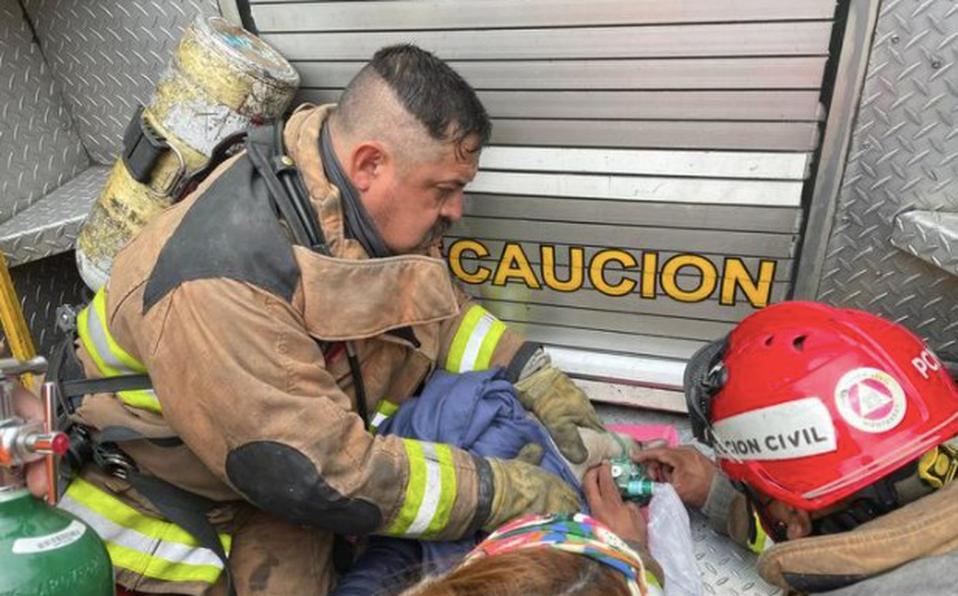 Bomberos sofocan incendio en vivienda y le salvan la vida a gatito que estaba inconsciente