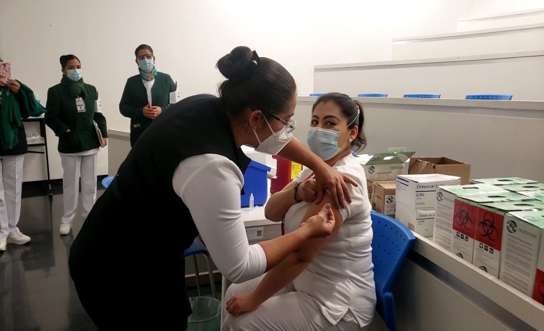 Inicia vacunación en todo el país de personal médico que combate COVID-19
