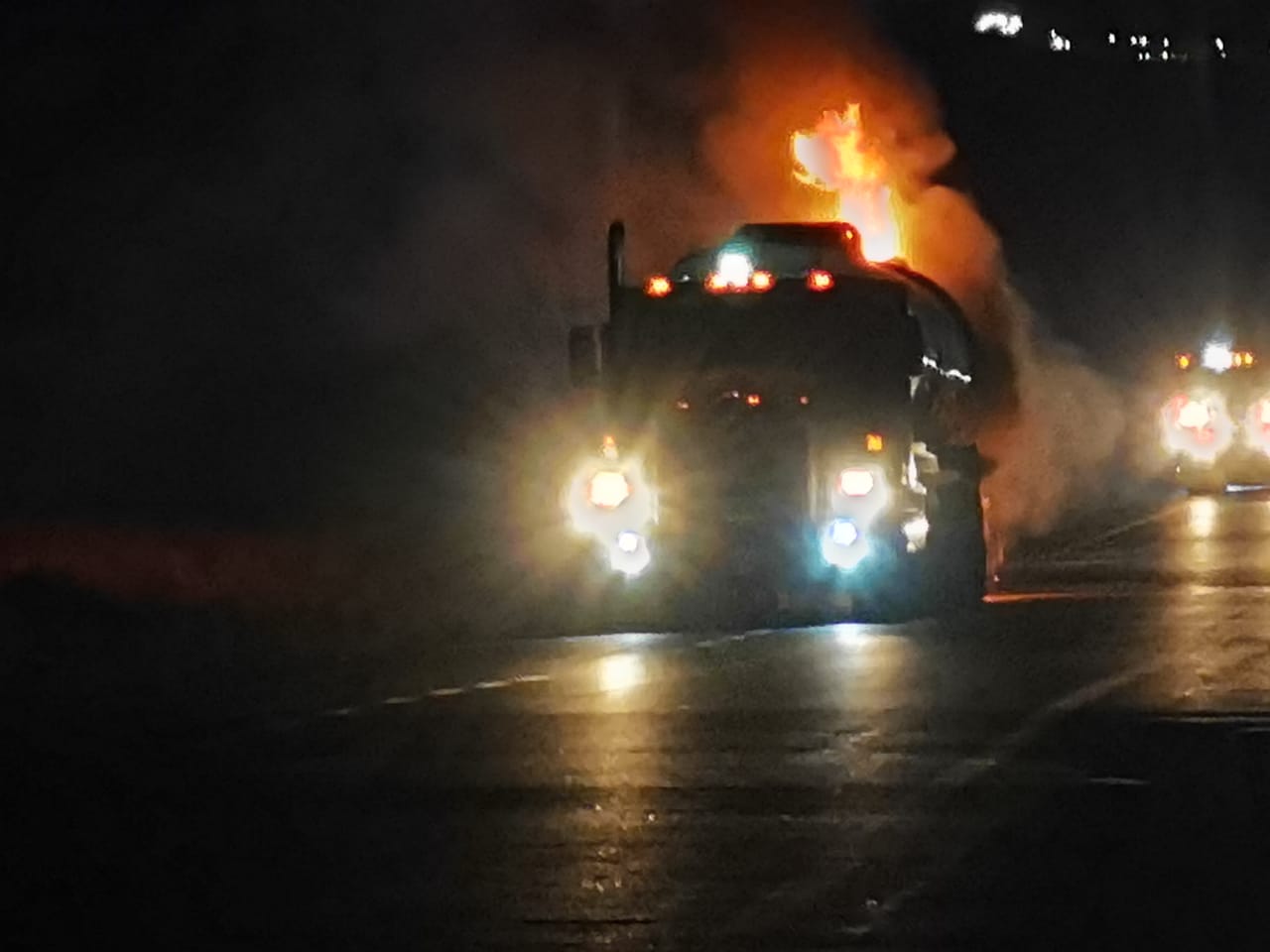 Se incendia autotanque en la carretera a Monclova