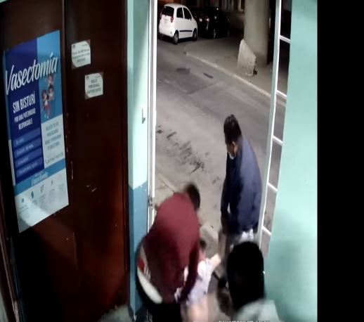 Golpean brutalmente a un médico tras muerte de una joven durante cirugía 
