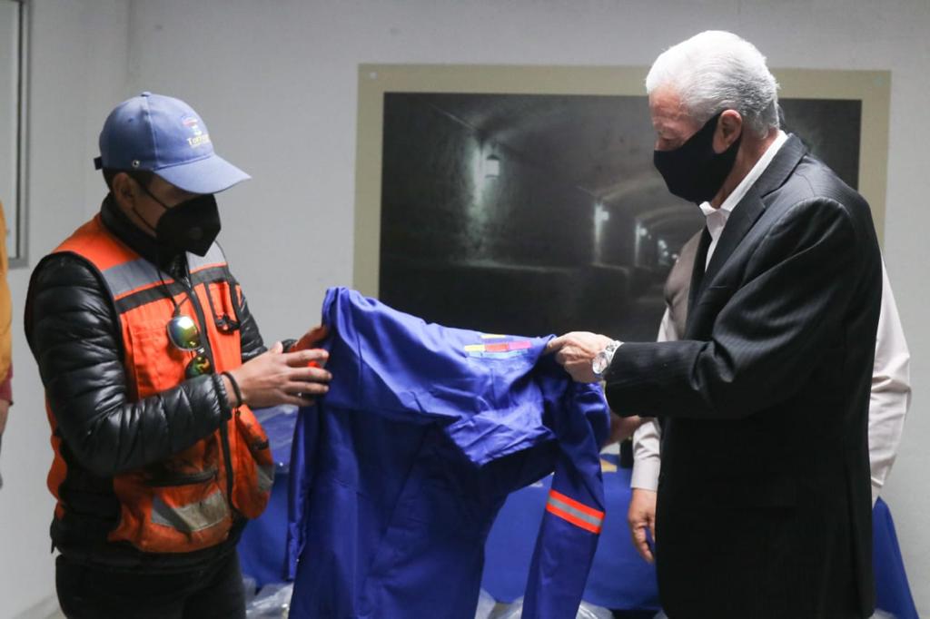 Alcalde de Torreón entrega uniformes a personal del Sistema Integral de Mantenimiento Vial