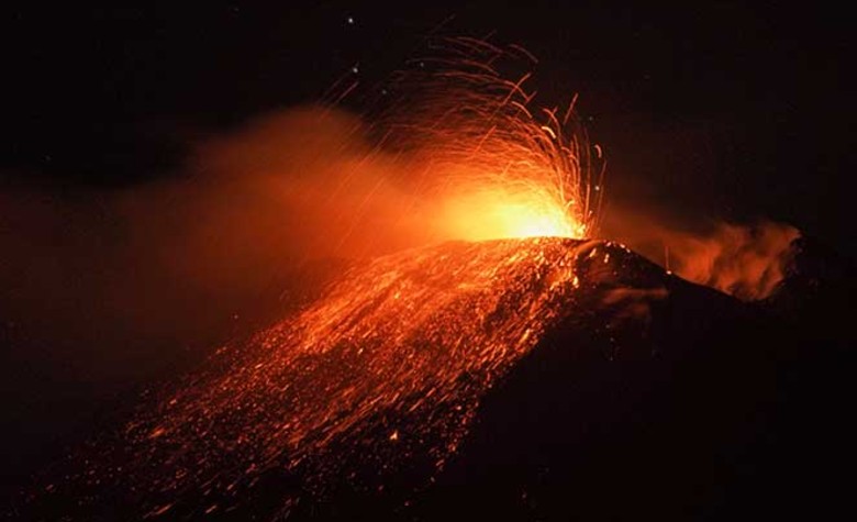 Erupción del Volcán Etna ilumina el cielo
 