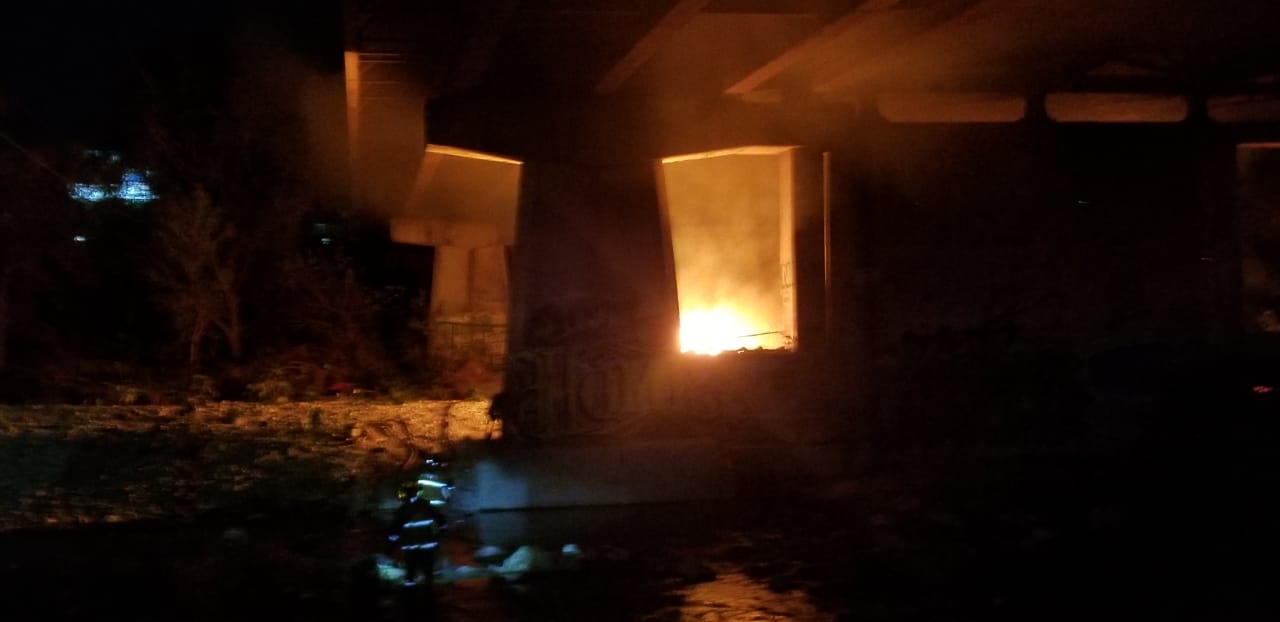 Incendio de tejabanes sobre el lecho del Río Santa Catarina provoca movilización&nbsp;&nbsp;&nbsp;