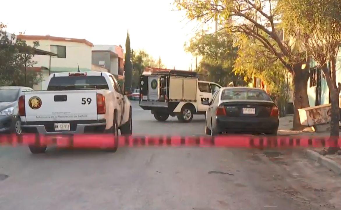 Asesinan a balazos a una mujer afuera de su casa en Monterrey