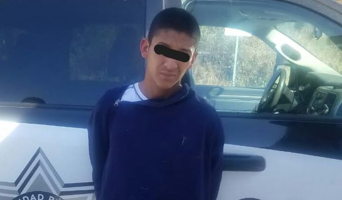 Sorprenden a joven intentando robar pertenencias de auto en colonia Las Brisas