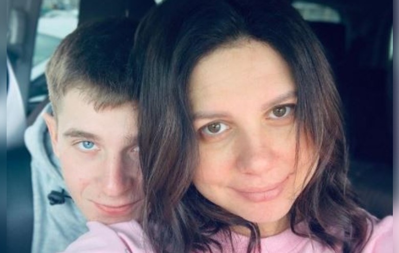 Mujer se divorcia de su esposo para casarse ¡con su hijastro!