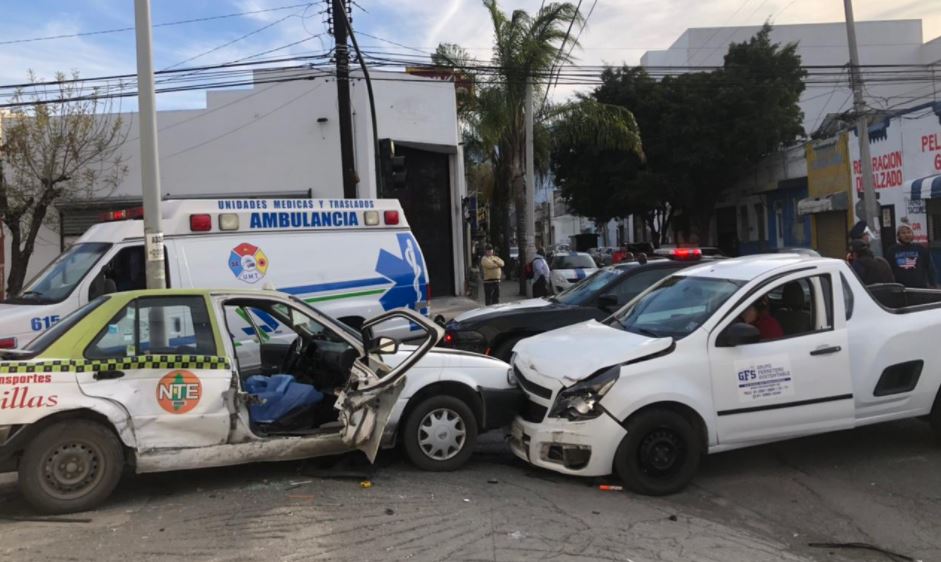 Conductora se pasa rojo y choca contra taxi en el Centro de Monterrey; una mujer queda prensada