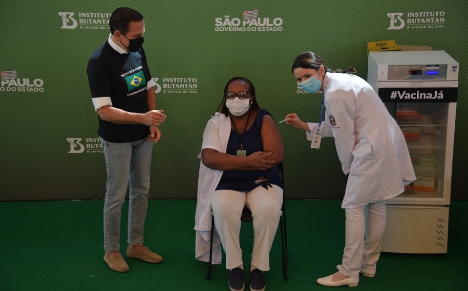 Aplican primera vacuna contra Covid-19 a enfermera en Brasil