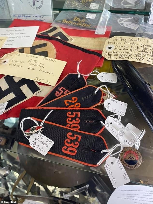 Artículos nazis son vendidos por hasta $10,000 por pieza