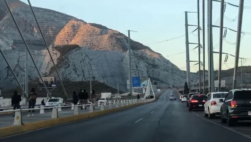 Regiomontanos visitan distintos puntos del Área Metropolitana pese a restricciones 