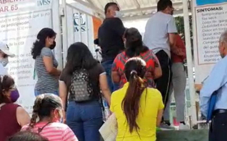 Por falso mensaje, abuelitos acuden a hospital en Oaxaca a 'vacunarse' contra Covid-19