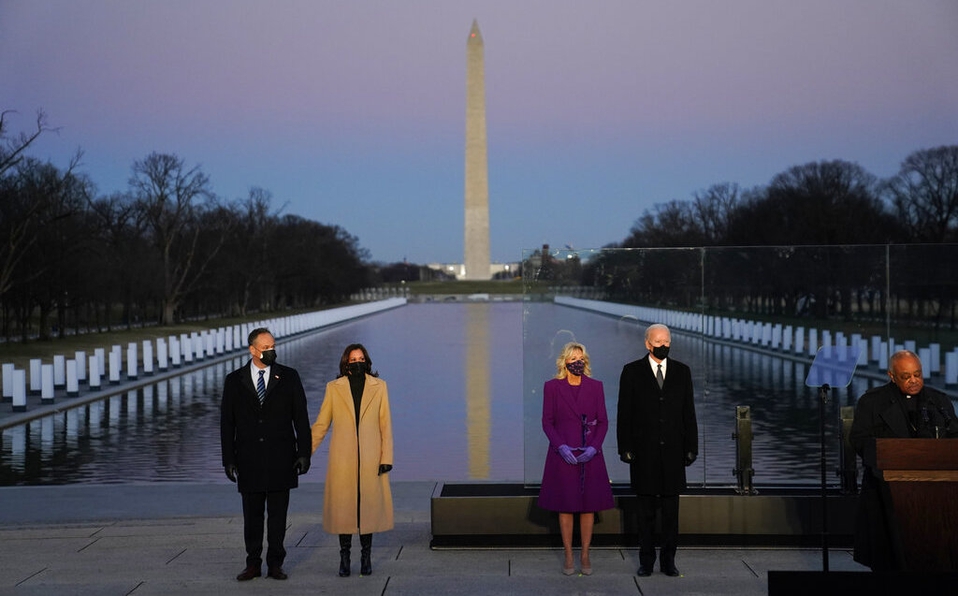 Biden rinde homenaje a victimas de COVID.-19 frente al monumento a Abraham Lincoln