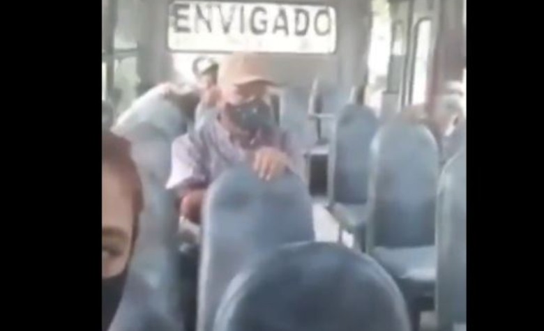 Mujer evita supuesto asalto al transporte público, amenaza a ladrones con transmisión en vivo