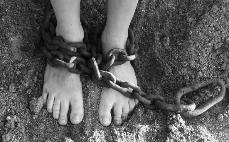 Rescatan a niña que fue obligada a casarse y que mantuvieron encadenada en un corral

 