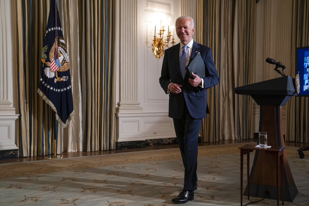 Biden pide a su equipo trabajar con honestidad por EU; "el mundo está mirando", dice