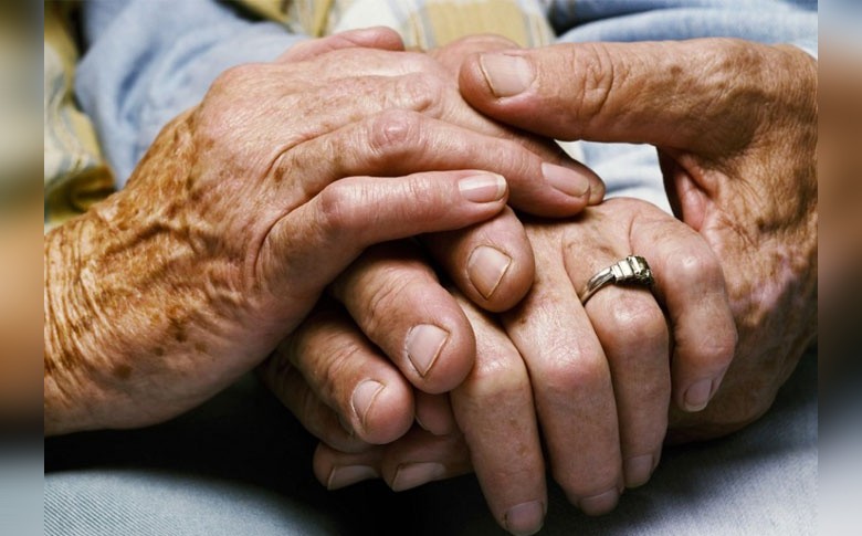 Pareja de abuelitos fallece tres días antes de recibir vacuna anticovid
