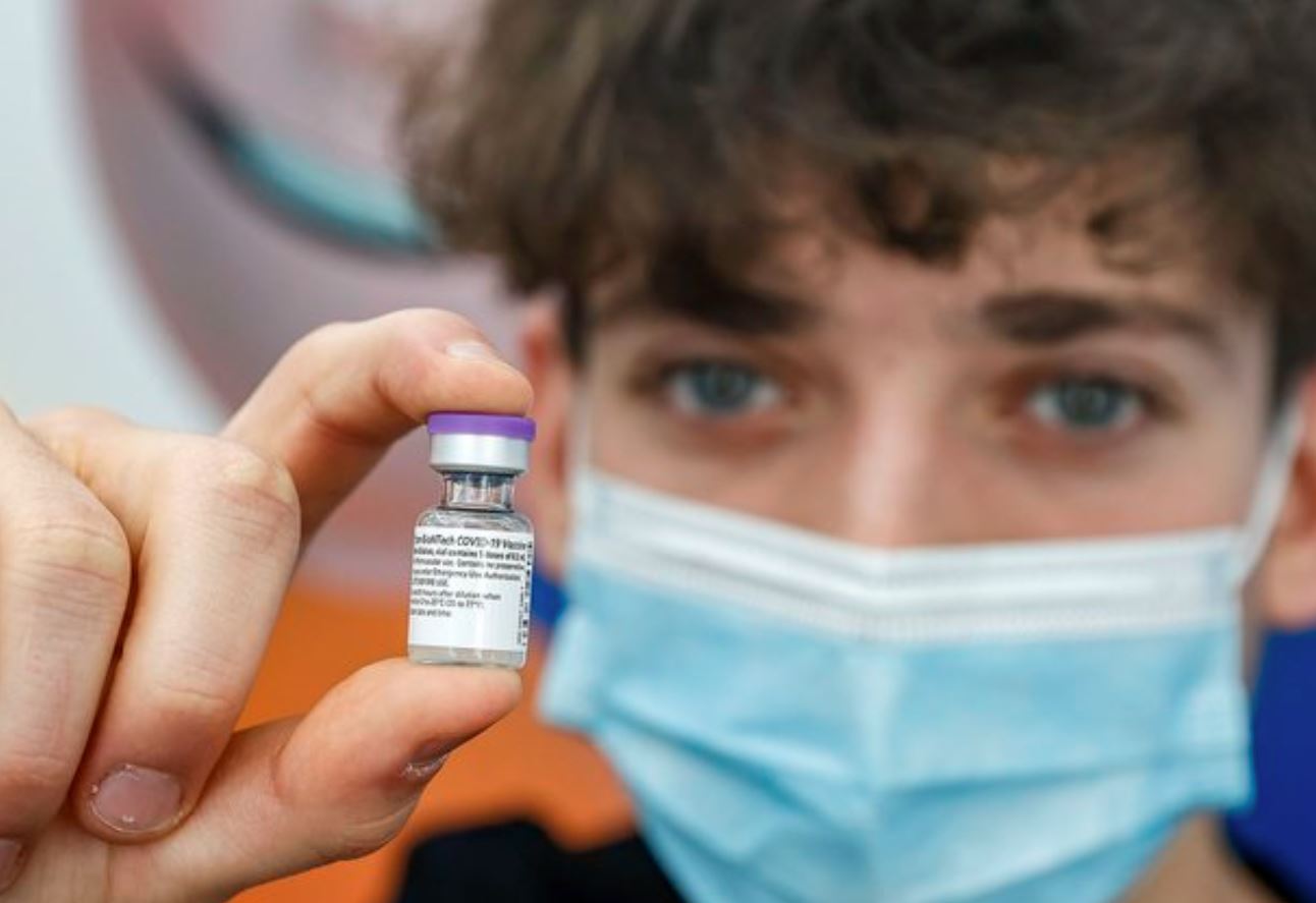 Israel comienza a vacunar a jóvenes contra el Covid-19