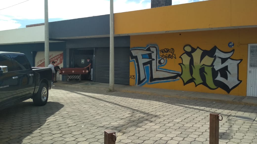Leoneses se quejan por exceso de humo de crematorio en frente de panteón