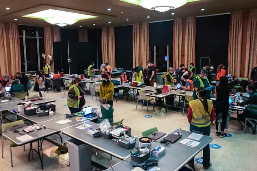 Miles de personas reciben la vacuna COVID a medianoche después de fallo en congelador