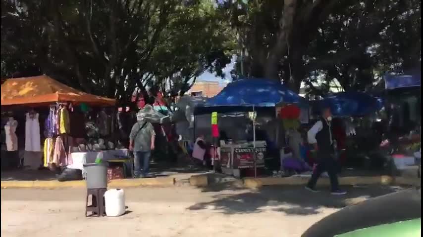 Pese a estar en semáforo rojo, tianguis se instalan en la capital poblana
