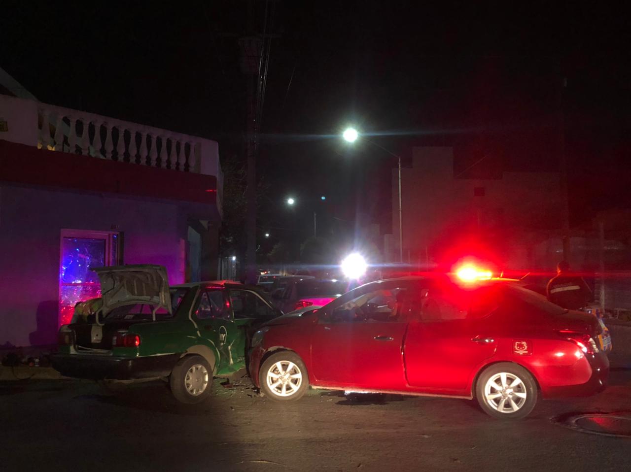 Conductor se pasa alto y choca taxi en San Nicolás | Telediario México