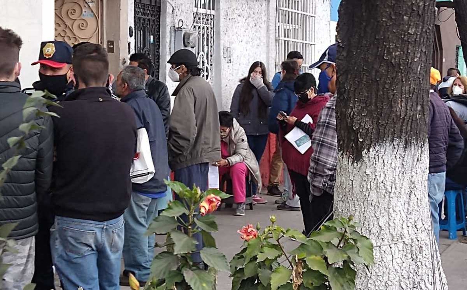 Reportan largas filas de ciudadanos para tramitar credencial del INE en la CDMX