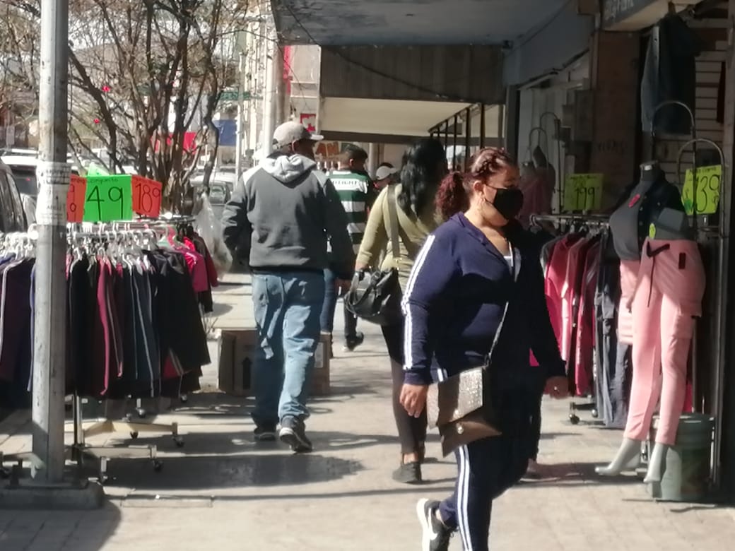 Laguneros aprovechan día de asueto para visitar comercios del Centro de Torreón