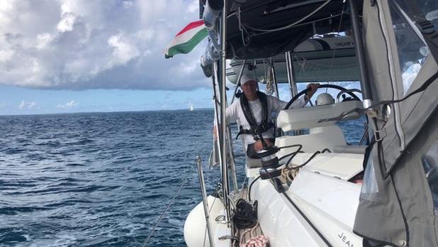 Familia navega en su barco por el mundo para evitar contagiarse de COVID-19