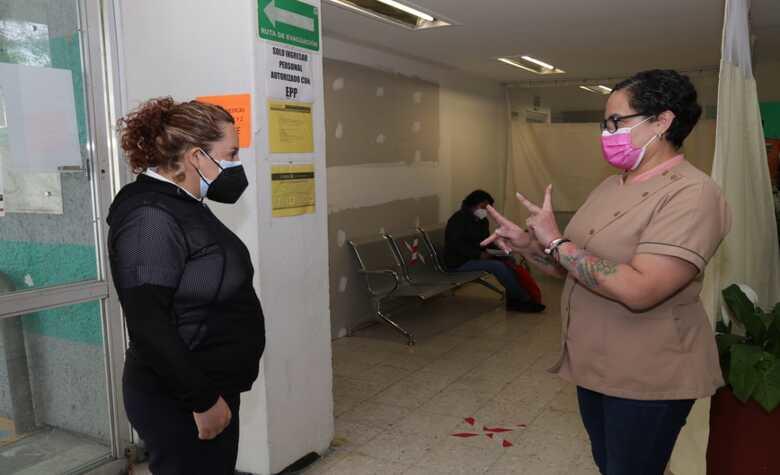 Trabajadora del IMSS apoya con lenguaje de señas a pacientes con posible COVID-19