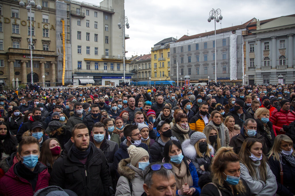 Miles protestan en Croacia contra restricciones por Covid-19