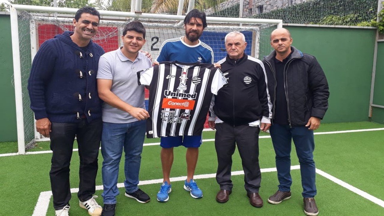 El 'Loco' Abreu ficha con su equipo número 30 en su carrera