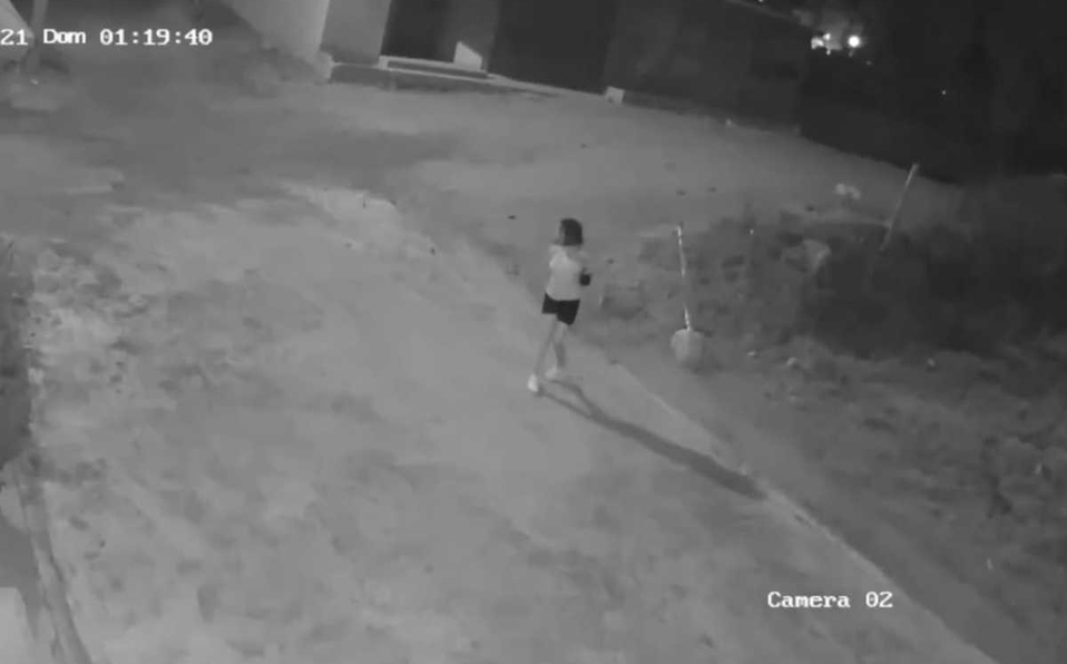 Cámara capta el momento en que abandonan a una mujer maniatada en Ecatepec