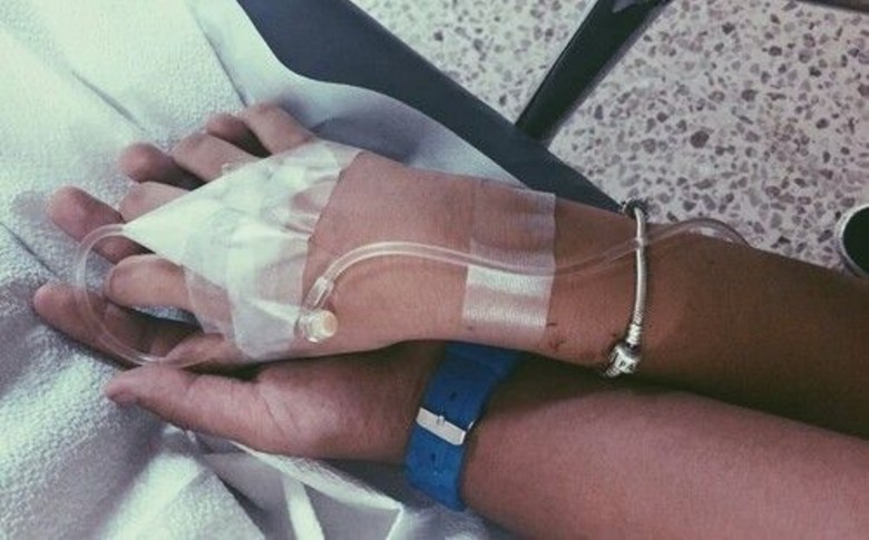 Pareja con COVID-19 se casa en el hospital antes de ser intubada