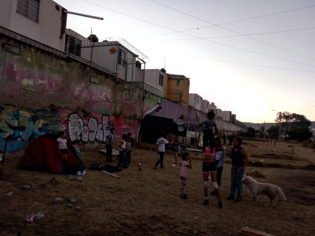 Tras quedarse sin nada por la pandemia, personas se asentaron al costado de un canal de agua