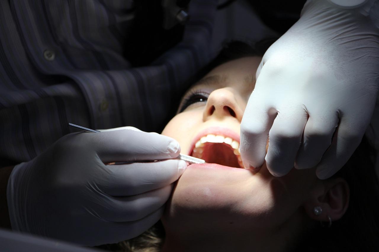 ¡Cuidado! Te decimos qué es la periodontitis, enfermedad que puede agravar el covid