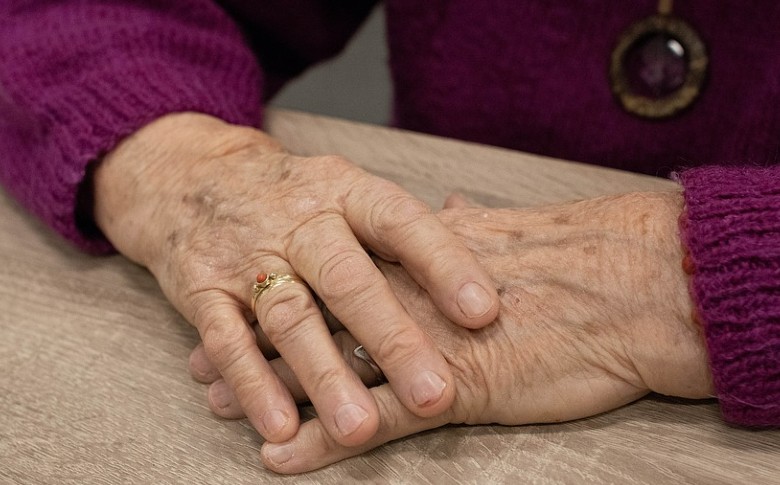 Apoyan con registro para vacunación a adultos mayores que no tienen internet en NL