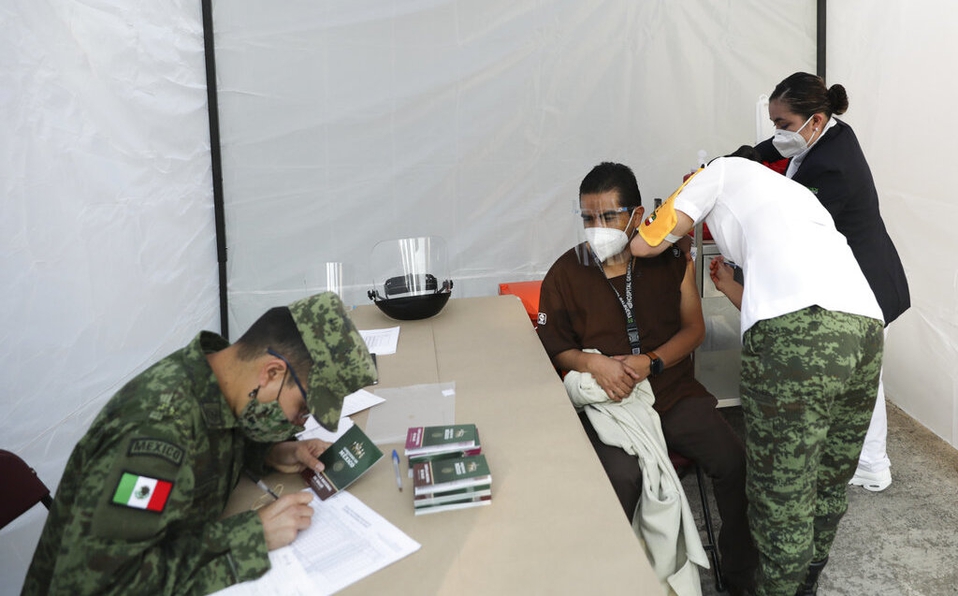 Reportan 10 reacciones graves por vacuna contra Covid-19: IMSS