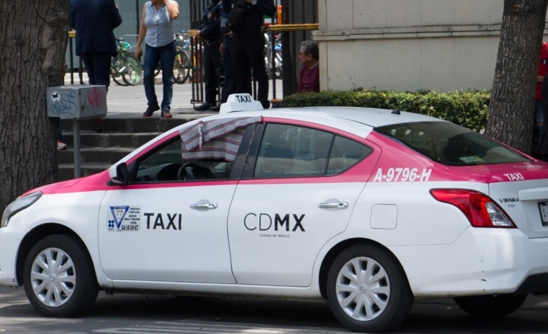 Sujeto armado amenaza a taxista para trasladar al hospital a su mamá con COVID-19