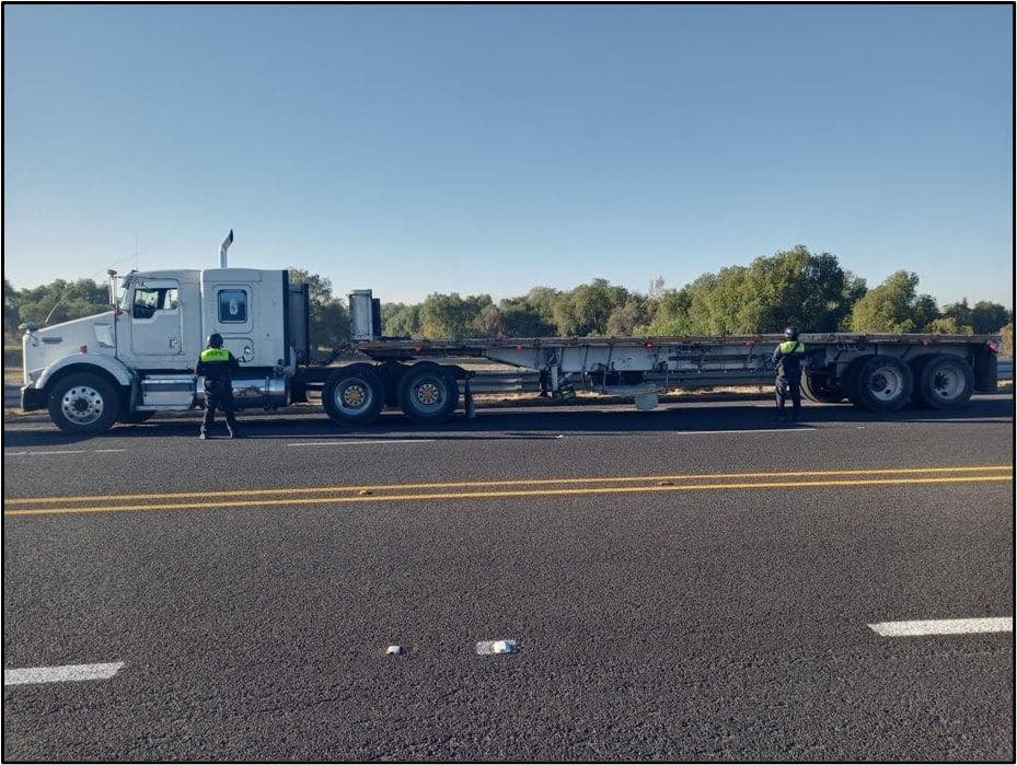 Policía Estatal de Caminos asegura en Celaya tractocamión robado