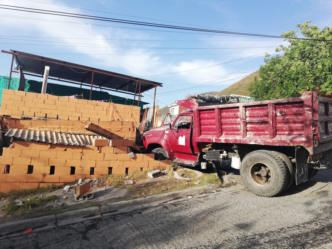 Camión de carga se estrella contra domicilio en la colonia San Ángel Sur