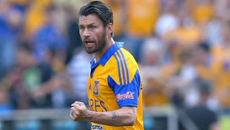 Sobis, con Tigres a la distancia