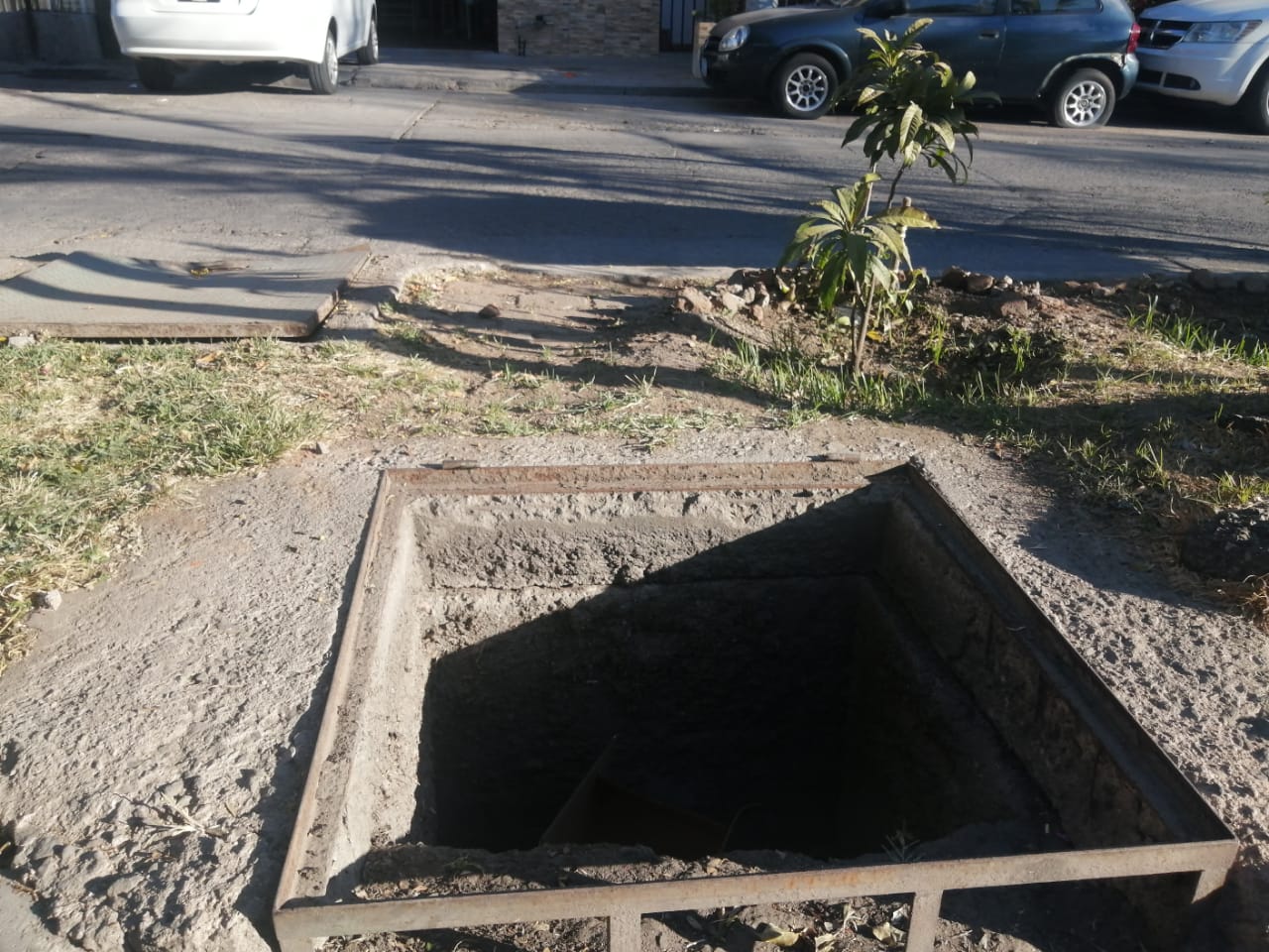 Pareja en compañía de sus pequeños roban registros de agua para venderlos en León