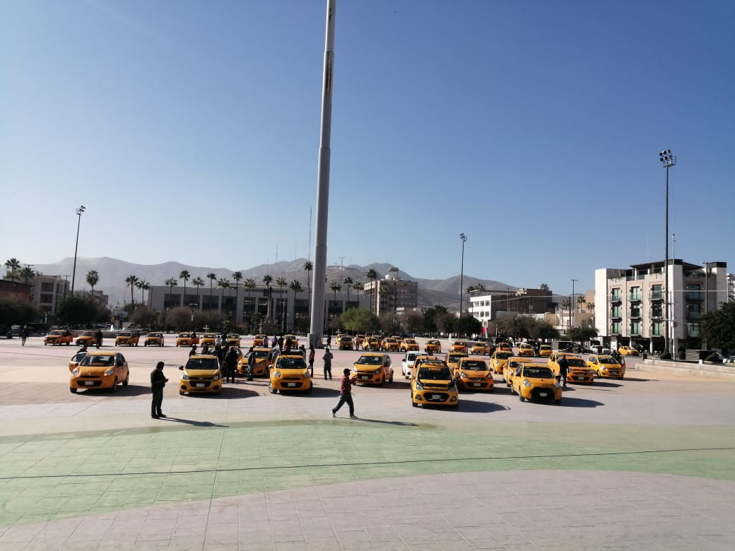 Taxistas se plantan en la Plaza Mayor para exigir que cesen los operativos al transporte