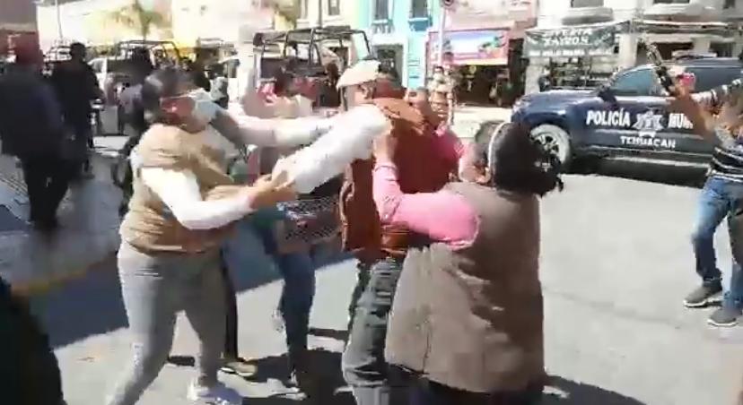 A golpes se enfrentan 'coapeñas'  de Tehuacán tras retiro de mercancía 