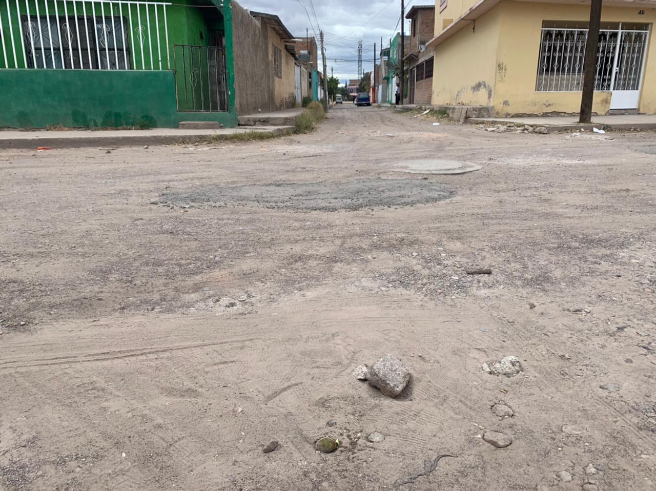 Contingencias climatológicas y alto flujo vehicular deterioran rúa en la colonia Máximo Gámiz