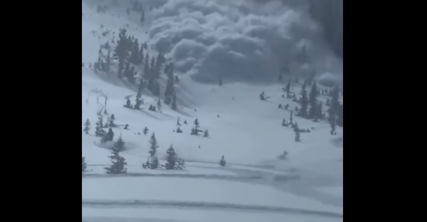 VIDEO: Turista graba avalancha hasta quedar sepultado