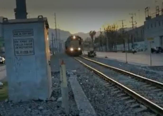 Auto es arrastrado por el tren en San Pedro; hay 3 lesionados