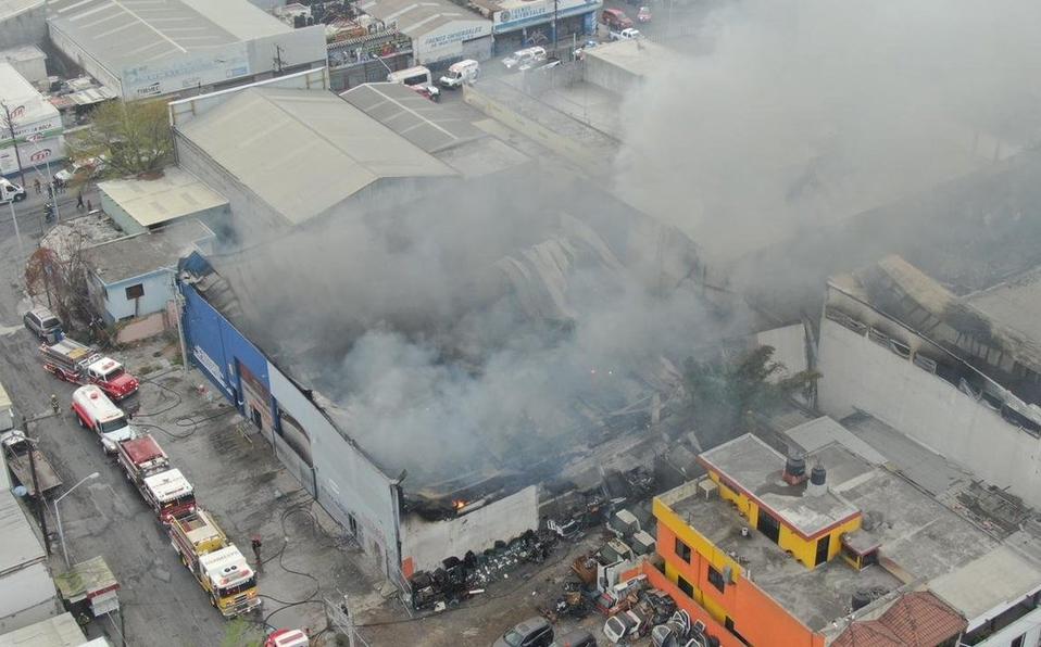 Por incendio de taller y bodega de autopartes, más de 50 familias son desalojadas
